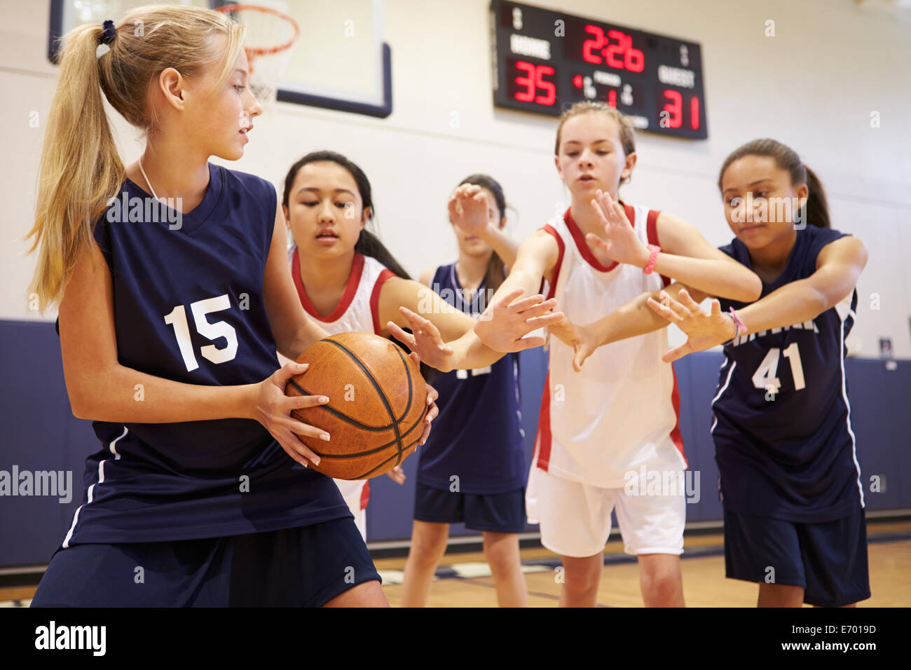 Femmina di alta scuola squadra di basket a giocare il gioco Foto Stock