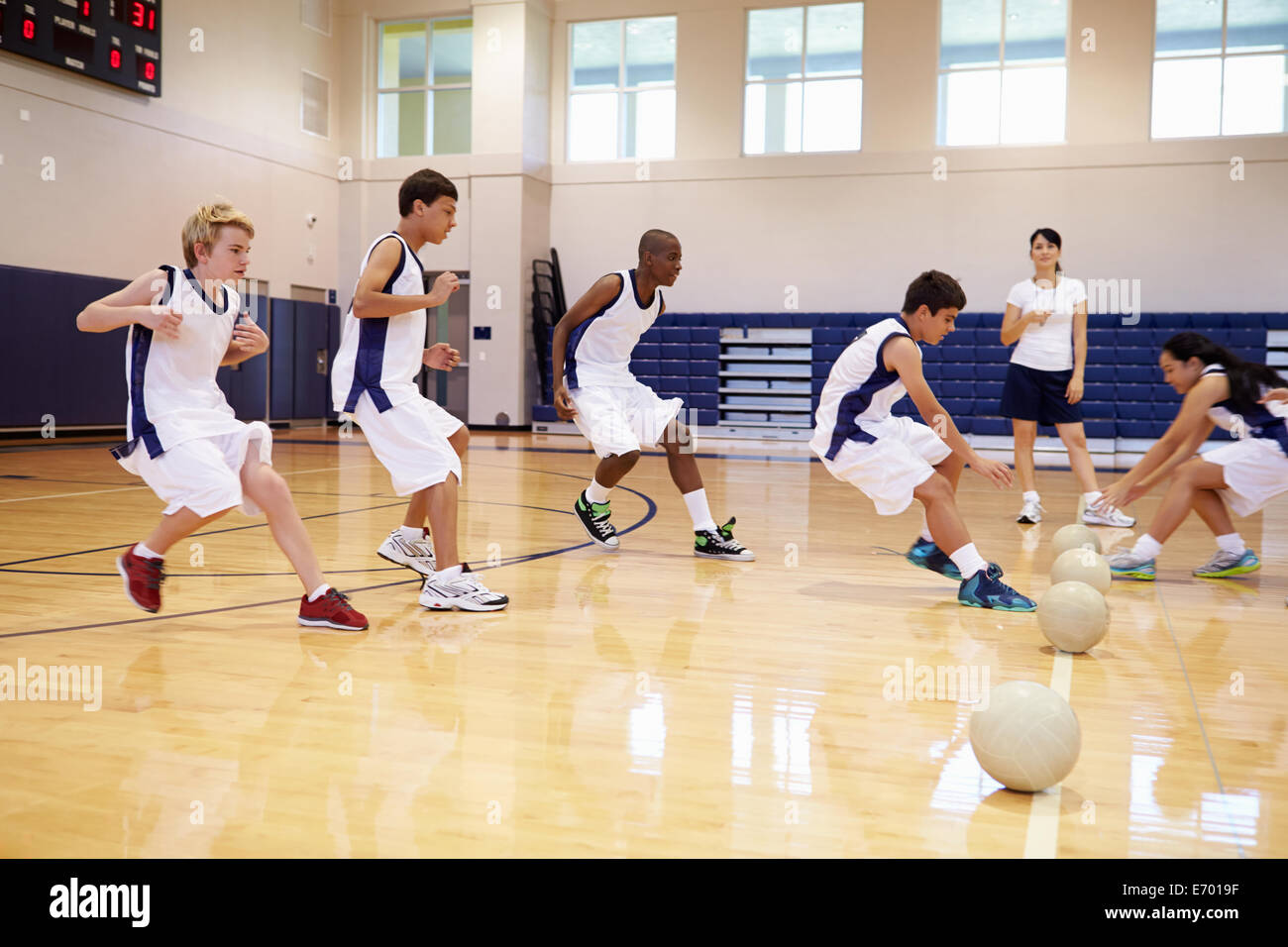 Gli studenti delle scuole superiori la riproduzione di Dodge Ball In Palestra Foto Stock