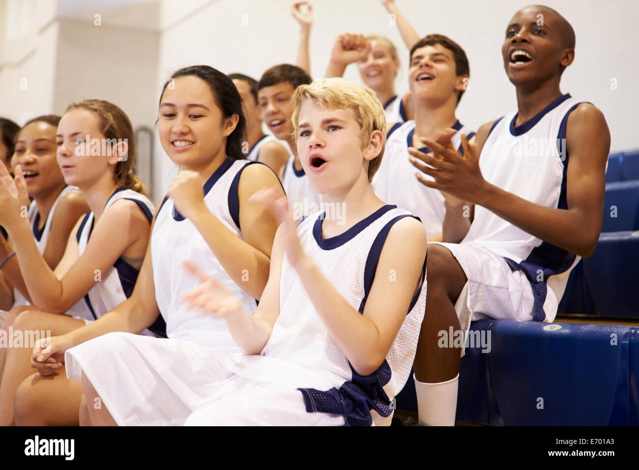 Gli spettatori a guardare High School della squadra di basket Match Foto Stock