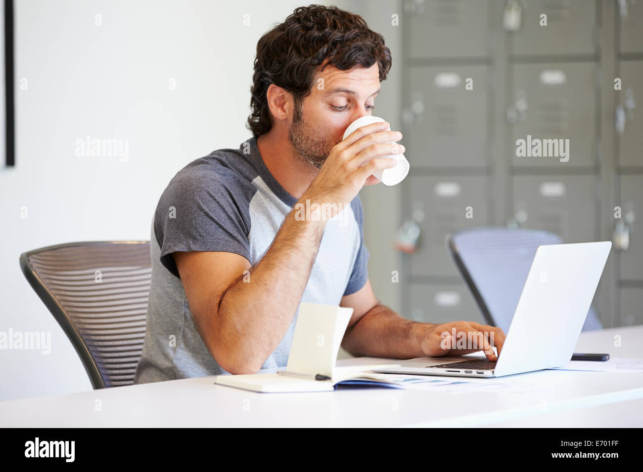 Casualmente vestito uomo al lavoro in studio di design Foto Stock