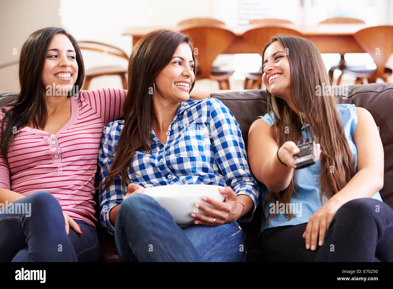 Il gruppo di donne seduti sul divano guardando la TV insieme Foto Stock
