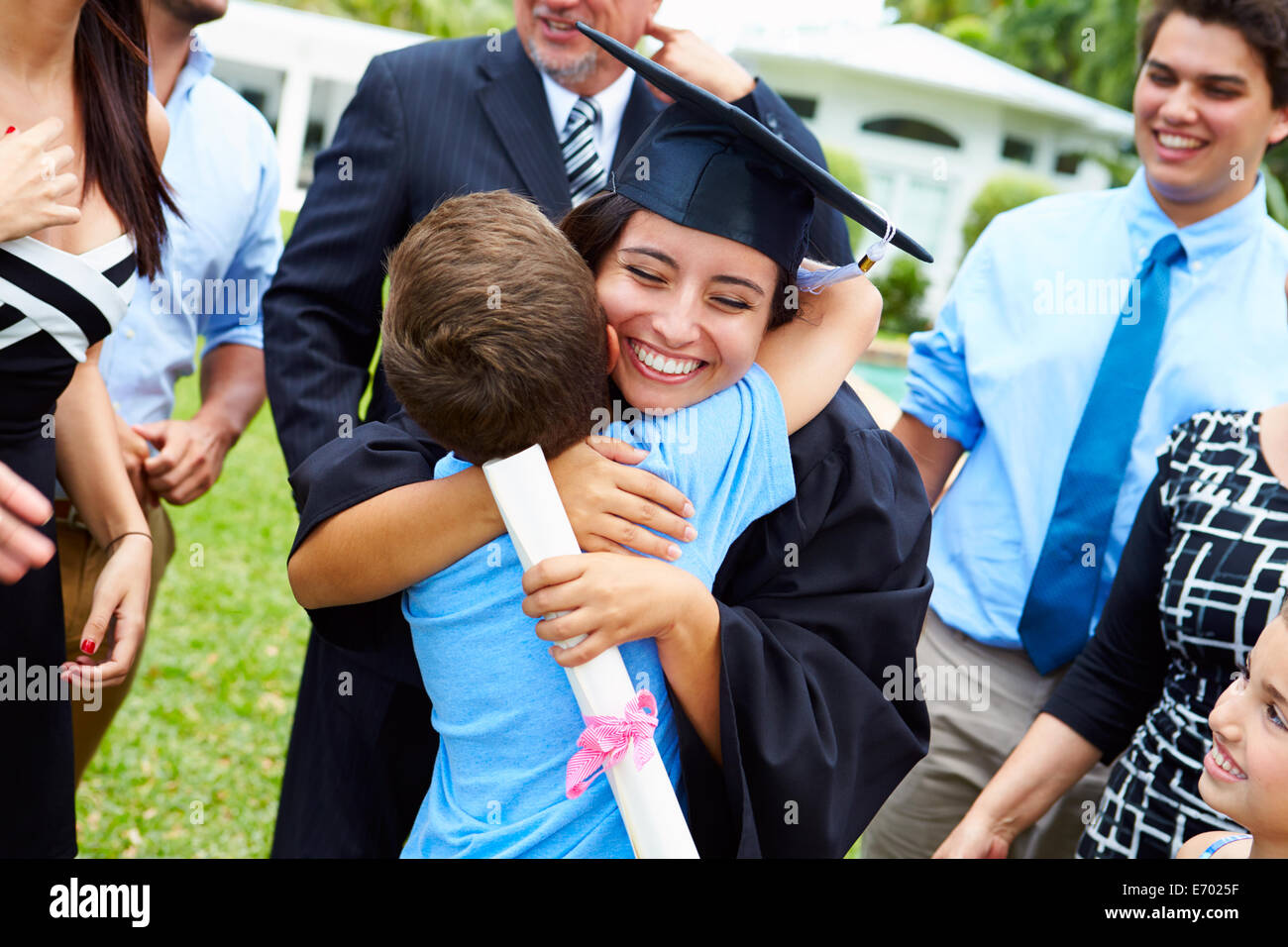 Studente ispanico e la Famiglia celebra la graduazione Foto Stock