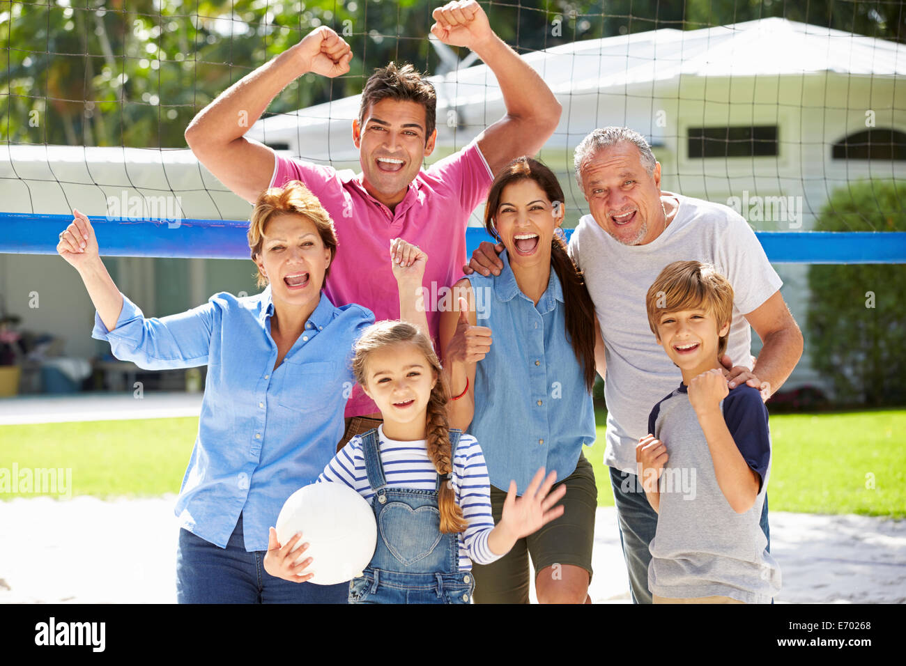 Multi generazione Famiglia giocando a pallavolo in giardino Foto Stock