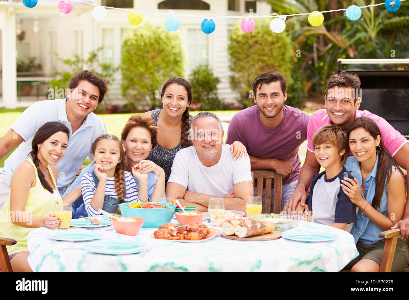 Multi generazione godendo della famiglia pasto nel giardino insieme Foto Stock