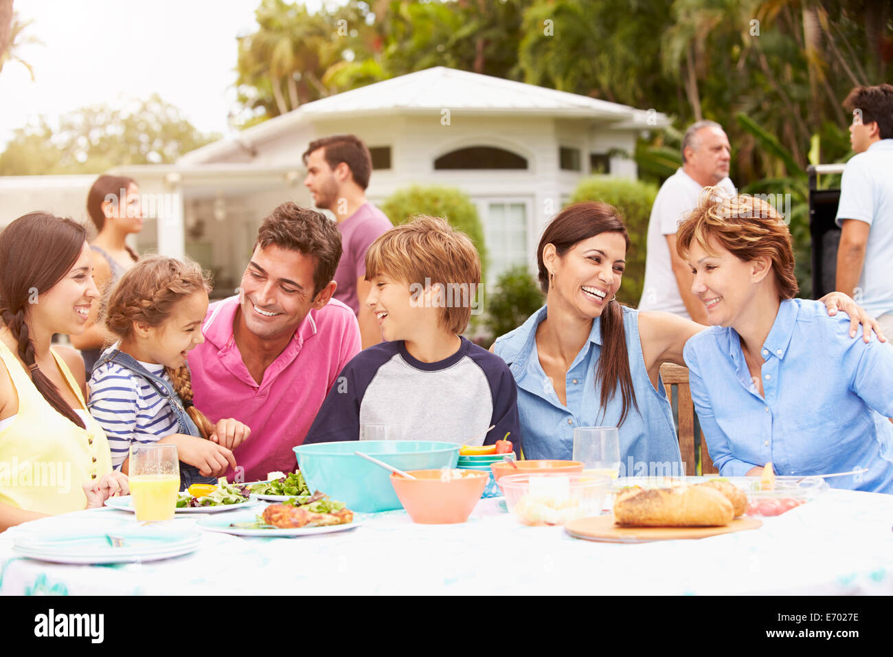 Multi generazione godendo della famiglia pasto nel giardino insieme Foto Stock