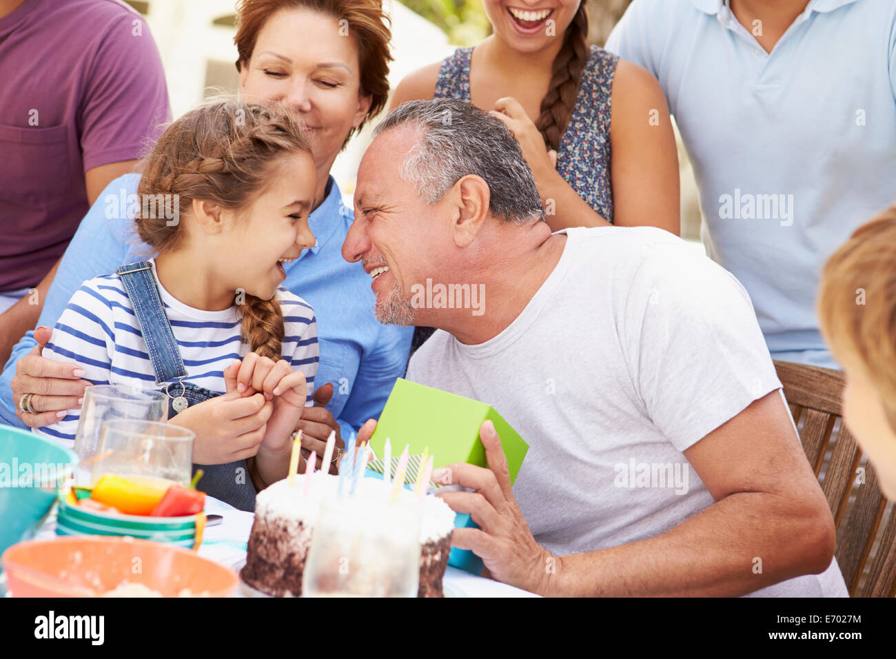 Multi generazione Famiglia festeggia il compleanno in giardino Foto Stock