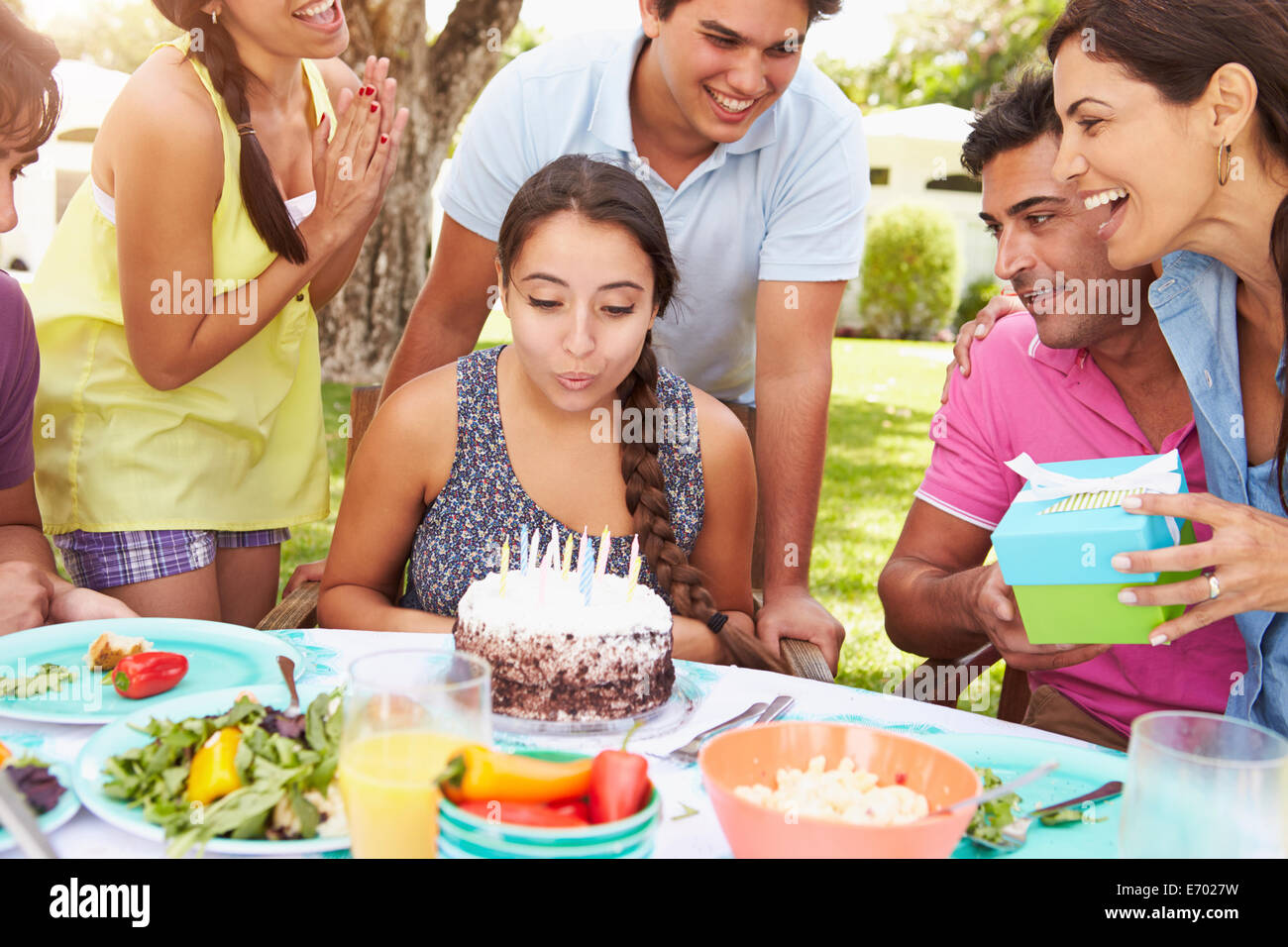 Gruppo di amici festeggia il compleanno a casa Foto Stock