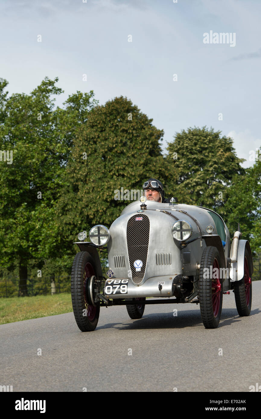 Uomo alla guida di un vecchio vintage triumph auto presso il Palazzo di Blenheim Car Show. Oxfordshire, Inghilterra Foto Stock
