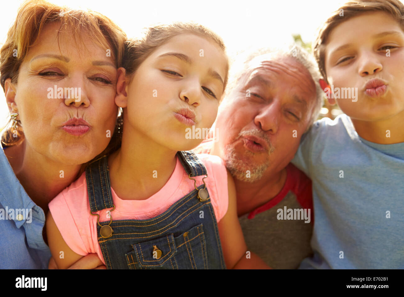 Ritratto di nonni e nipoti in giardino Foto Stock