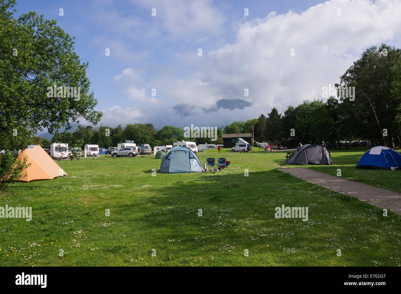 Camp site Derwentwater, Lake District, Cumbria la mattina presto. Foto Stock