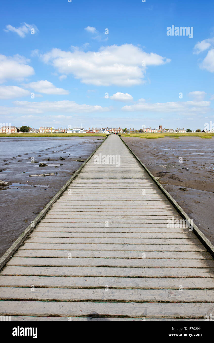 Vista dalla fine del molo a lytham, lancashire, indietro verso la città (tide out) Foto Stock