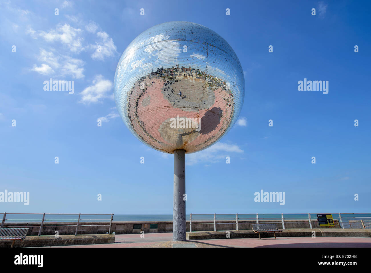 Il gigante rotante sfera dello specchio sulla riva sud del lungomare di Blackpool, Lancashire, Regno Unito Foto Stock