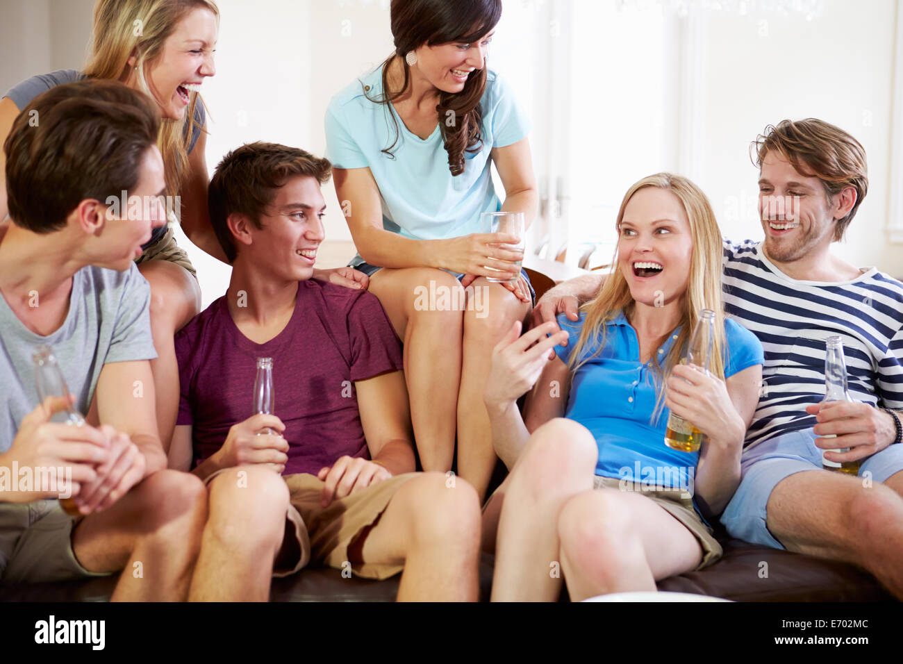 Gruppo di amici rilassante sul divano di casa insieme Foto Stock