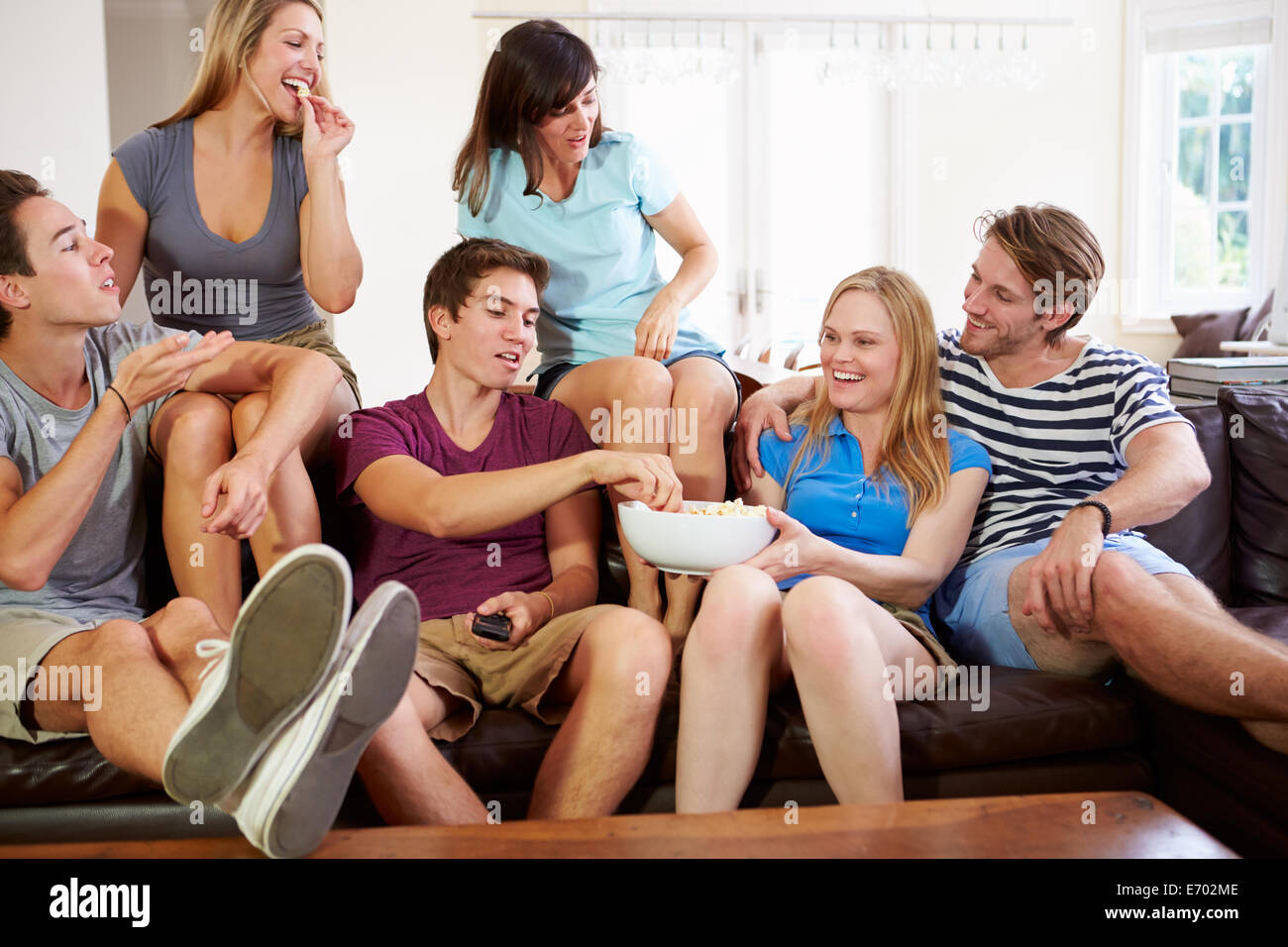 Gruppo di amici rilassante sul divano di casa insieme Foto Stock