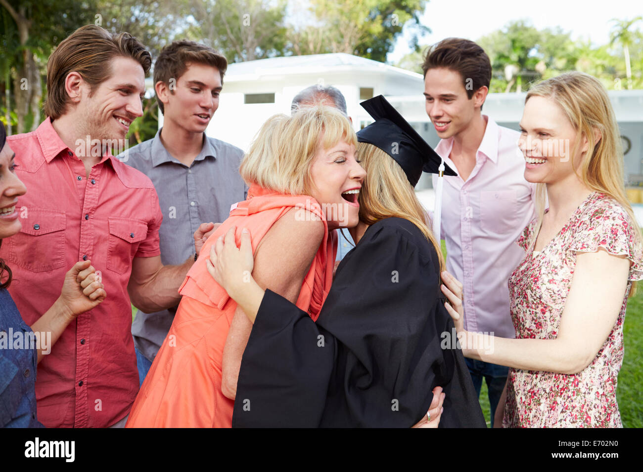 Studentessa e Famiglia celebra la graduazione Foto Stock