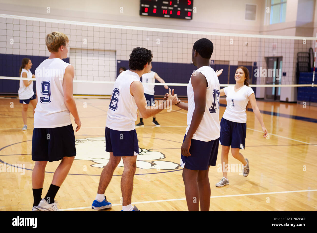 Alta scuola partita di pallavolo in palestra Foto Stock