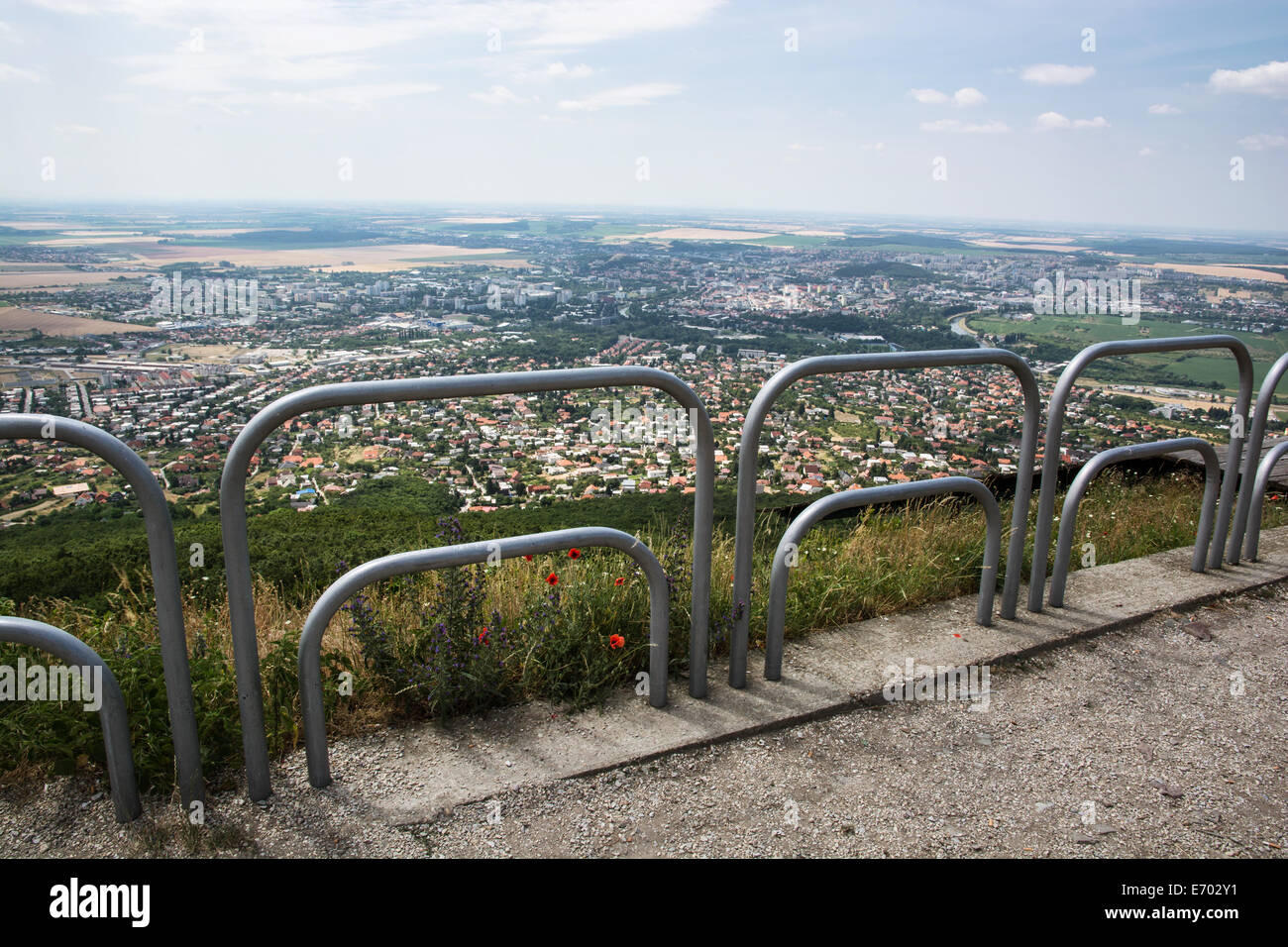 Ringhiera di metallo sulla collina. In fondo è la città Nitra. Repubblica slovacca. Foto Stock