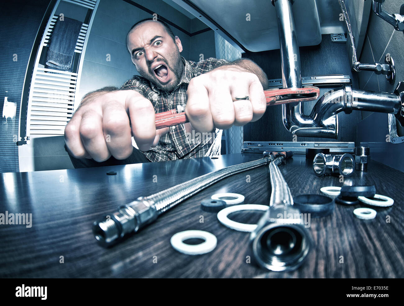 Ritratto di angry idraulico al lavoro Foto Stock