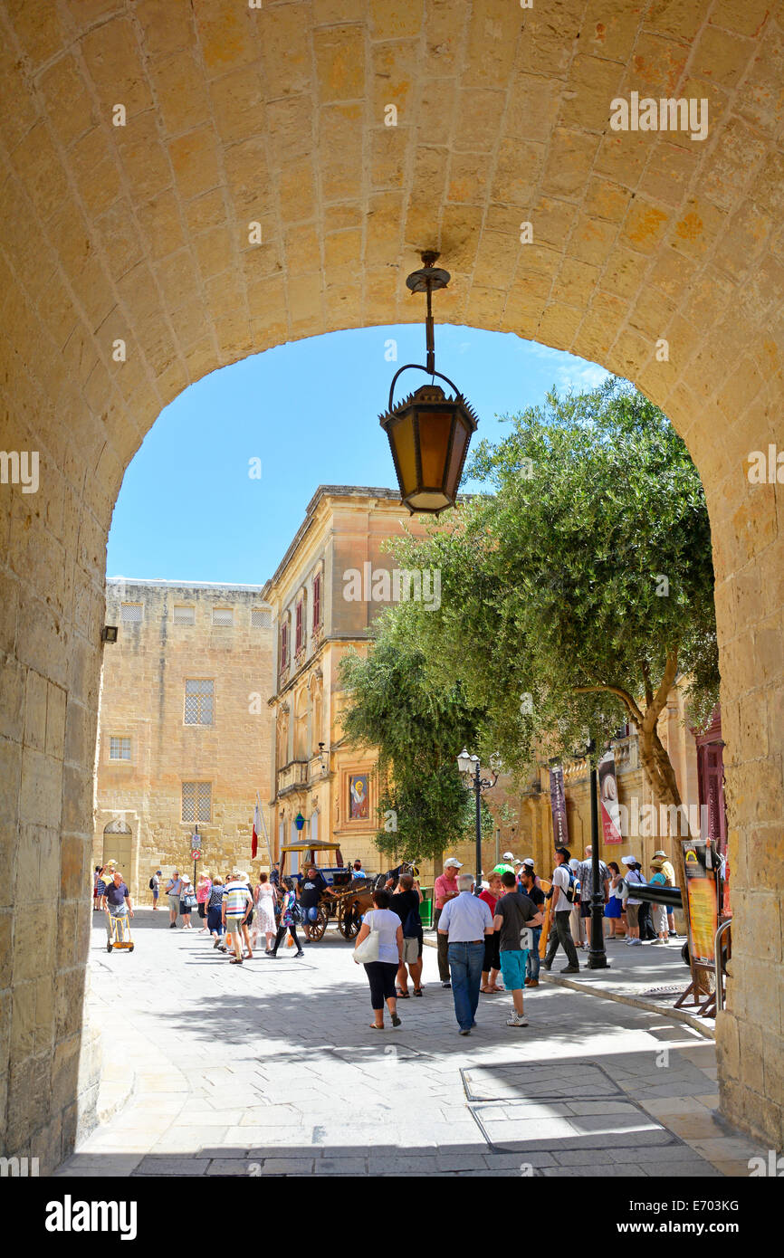 Arco d'ingresso alla porta della città alla città silenziosa di Mdina inquadratura vista interna di stradine della città libera di quasi tutti i veicoli Foto Stock