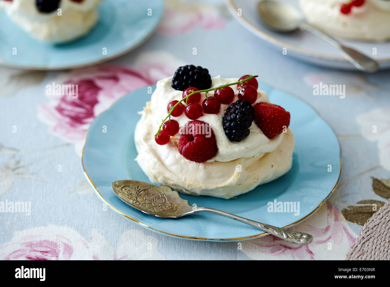 La crema meringa con frutti di bosco Foto Stock