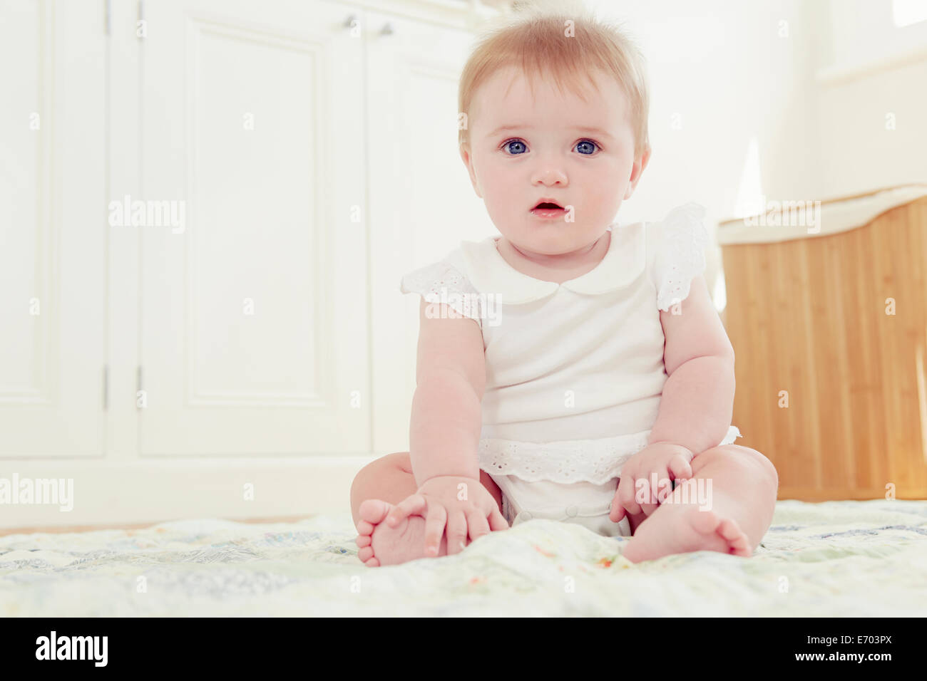Ritratto baby ragazza seduta sul pavimento Foto Stock