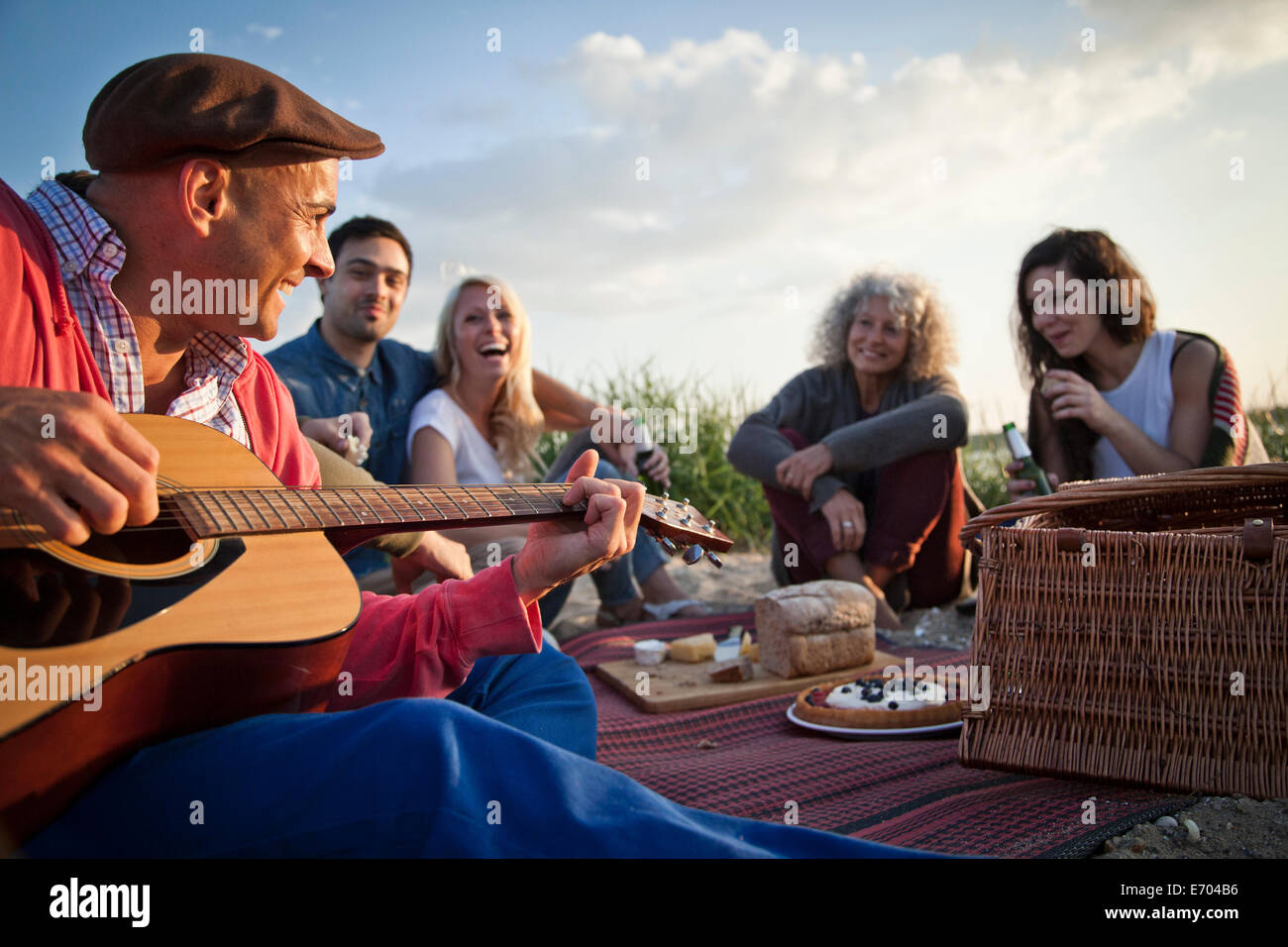 Cinque amici adulti picnicing sulla spiaggia di Bournemouth Dorset, Regno Unito Foto Stock