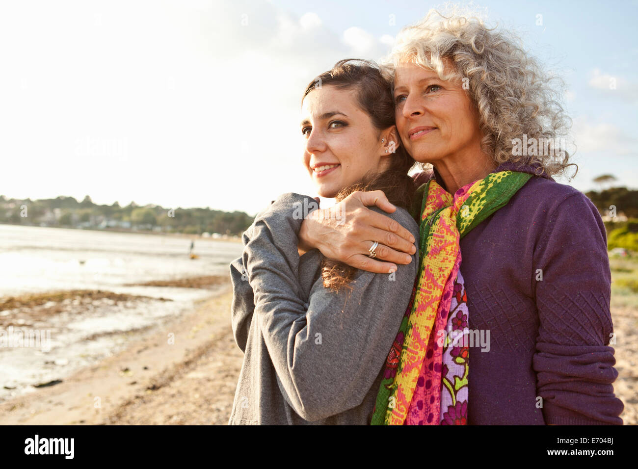 Madre e figlia godendo beach Foto Stock