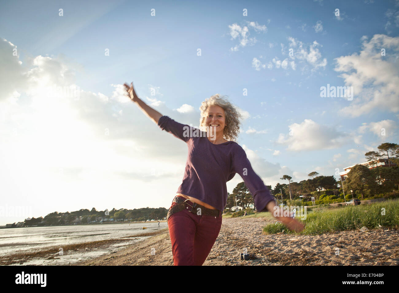 Donna matura godendo beach Foto Stock