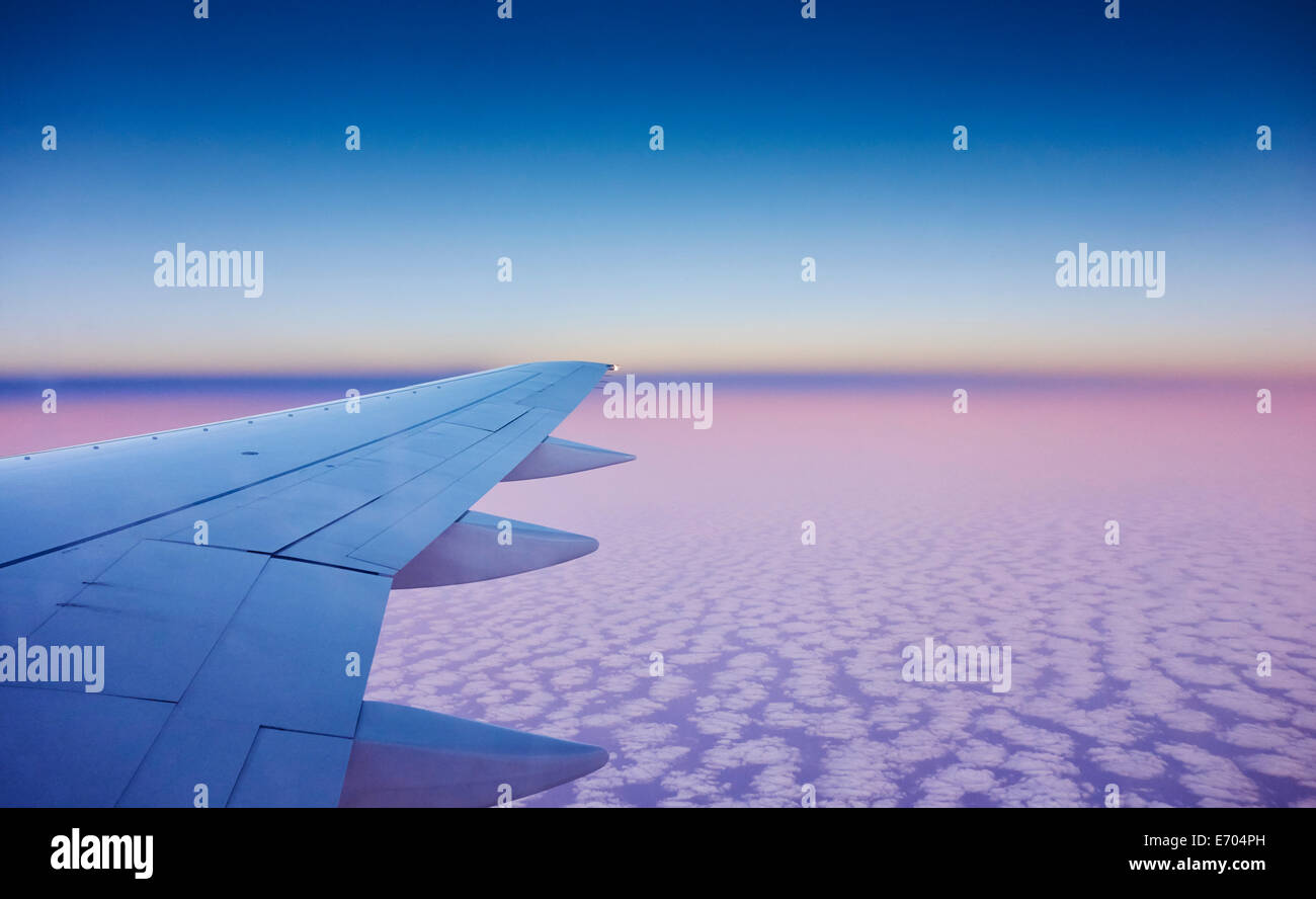 Pressione atmosferica in alzato di ala di aeroplano sopra le nuvole Foto Stock