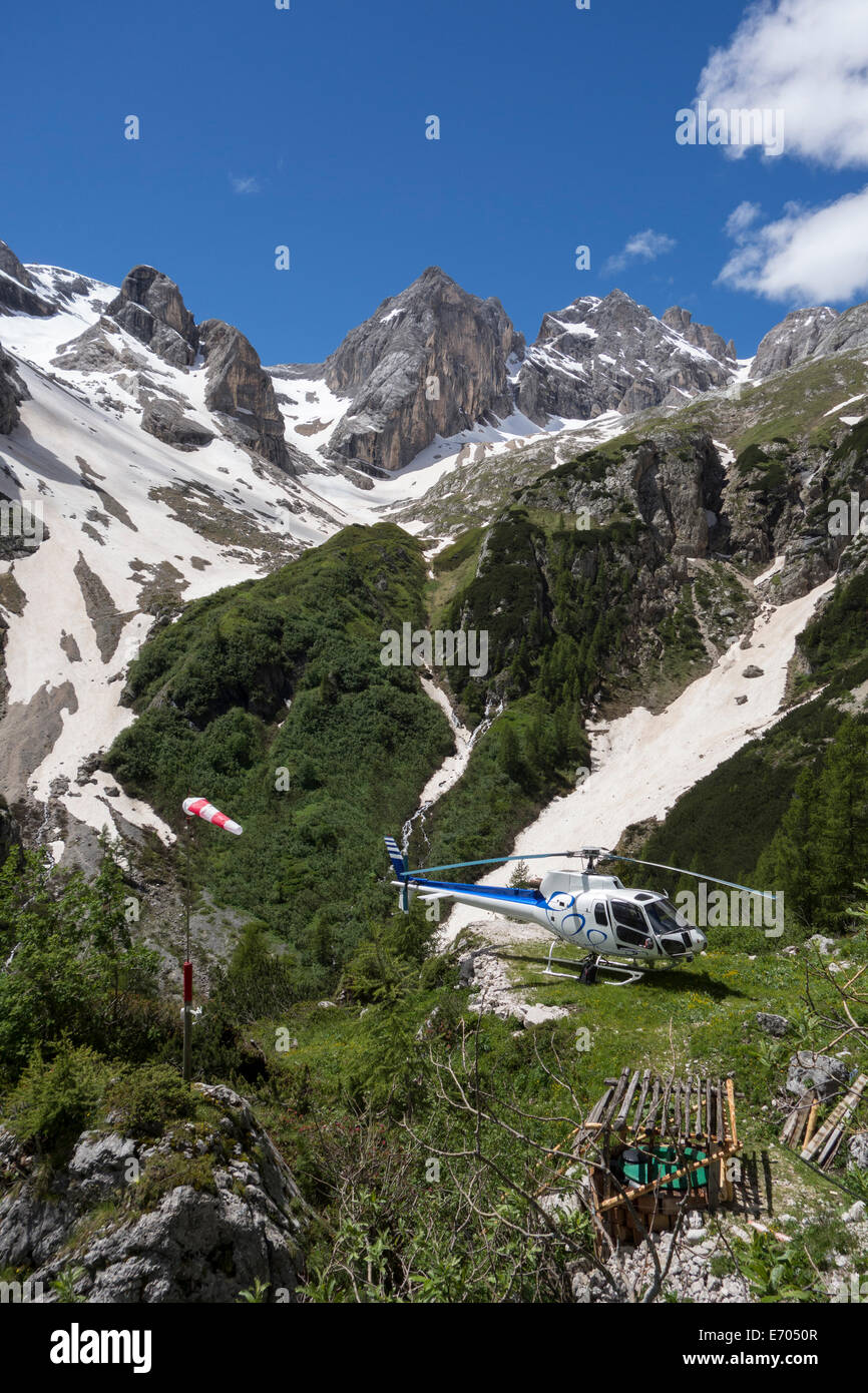 Elicottero sul volo panoramico, Alleghe, Dolomiti, Italia Foto Stock