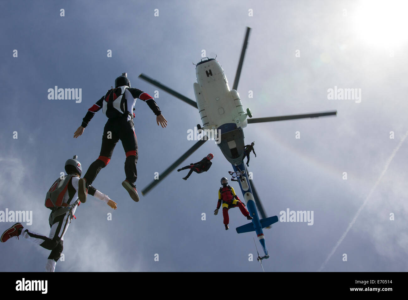 Basso angolo vista di elicottero e sei skydivers in caduta libera, Siofok, Somogy, Ungheria Foto Stock