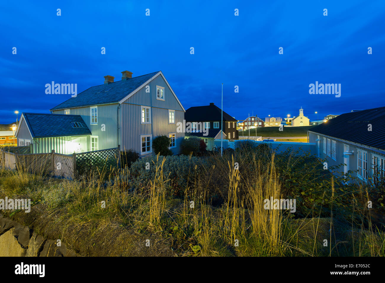 Case residenziali al crepuscolo, Stykkisholmur, Snaefellsnes, Islanda Foto Stock