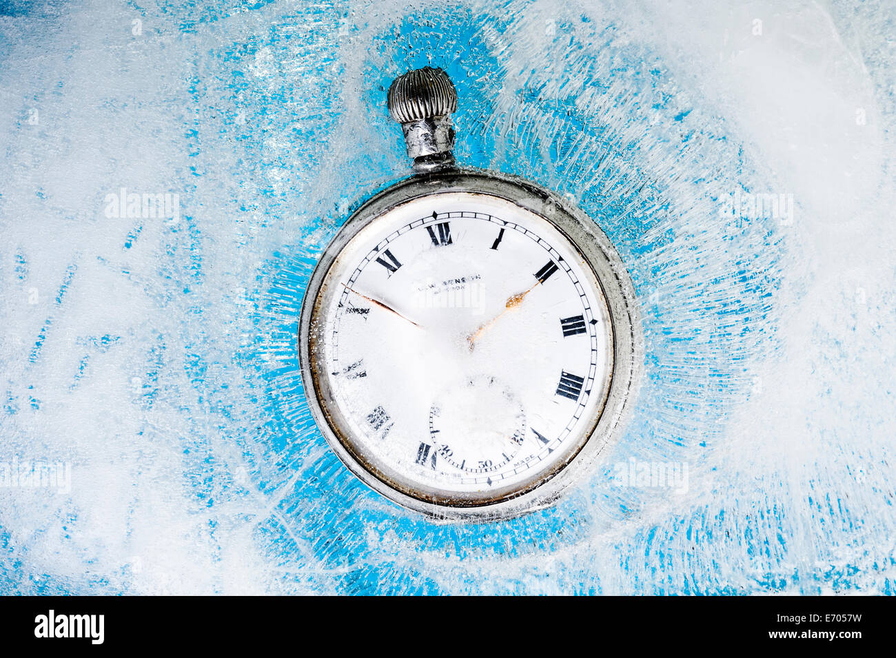 Orologio da tasca bloccato nel ghiaccio, Congelati nel tempo. Foto Stock