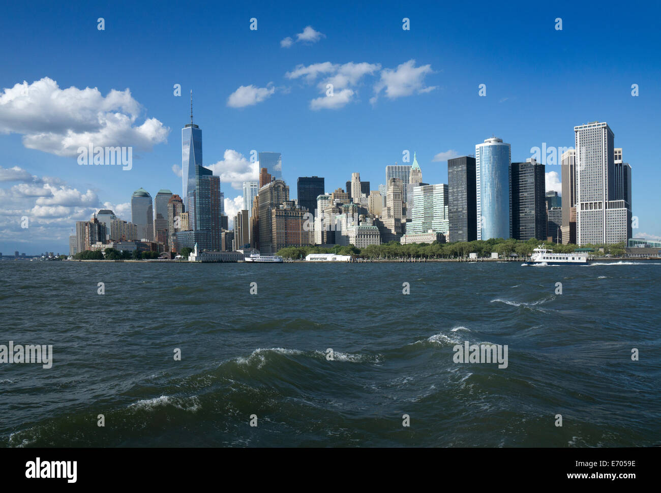 Vista dal porto di New York, luccicanti Freedom Tower e la parte inferiore di Manhattan il quartiere finanziario, i grattacieli di New York City. Foto Stock