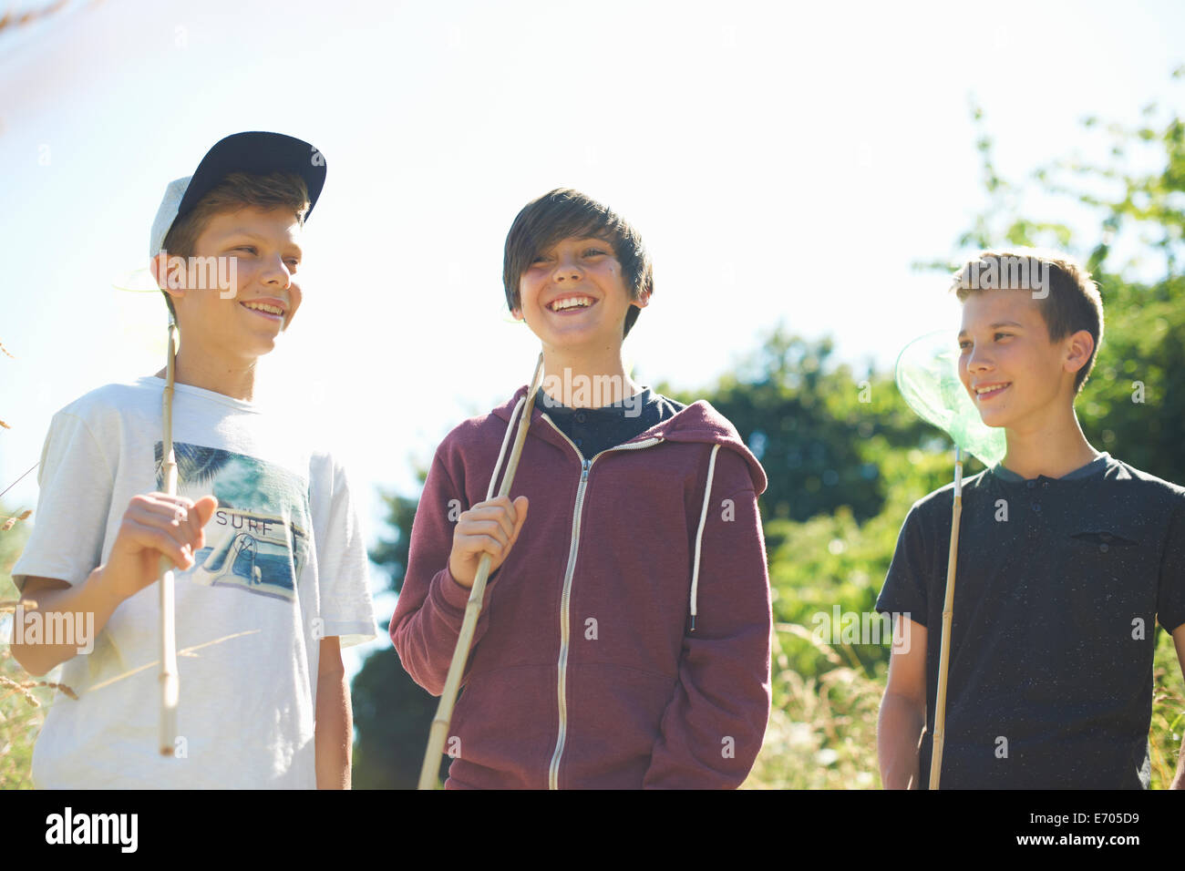 Tre ragazzi con reti da pesca Foto Stock