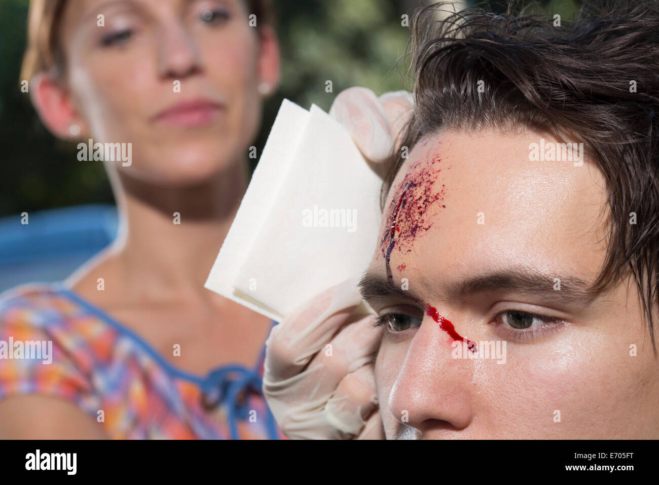 Pulizia donna giovane con fronte di spurgo Foto Stock