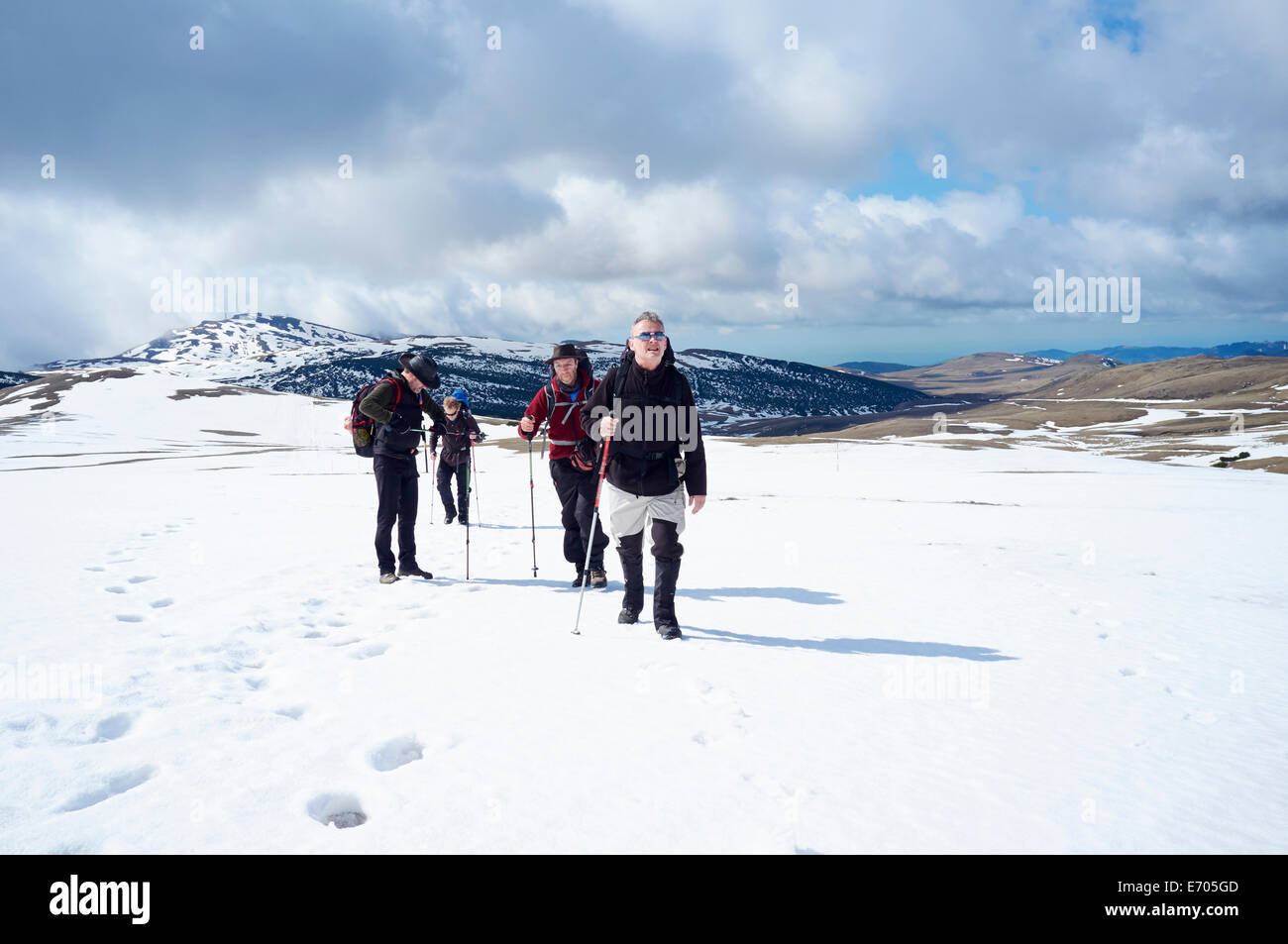 Quattro uomini escursioni nella neve, montagne di Bucegi, Transilvania, Romania Foto Stock