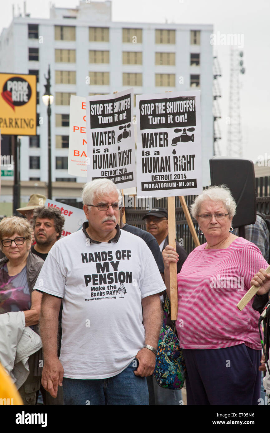Detroit, Michigan, Stati Uniti d'America. Il 2 settembre, 2014. Come la città di Detroit il fallimento della prova è iniziata, attivisti hanno protestato i tagli alla città dei lavoratori le pensioni e l'arresto del servizio di acqua potabile a migliaia di residenti che non sono state in grado di pagare le proprie fatture. Più di un anno dopo la città ha presentato istanza di fallimento protezione, U.S. Il giudice fallimentare Steven Rodi si regola sulla città e sul suo piano di un capannone di più di 7 miliardi di dollari di debito. David Suola (sinistra), a Detroit dipartimento acqua pensionato, e Mary Ellen Howard delle Sorelle della Misericordia, sono stati tra i manifestanti. Credito: Jim West/Alamy Live News Foto Stock