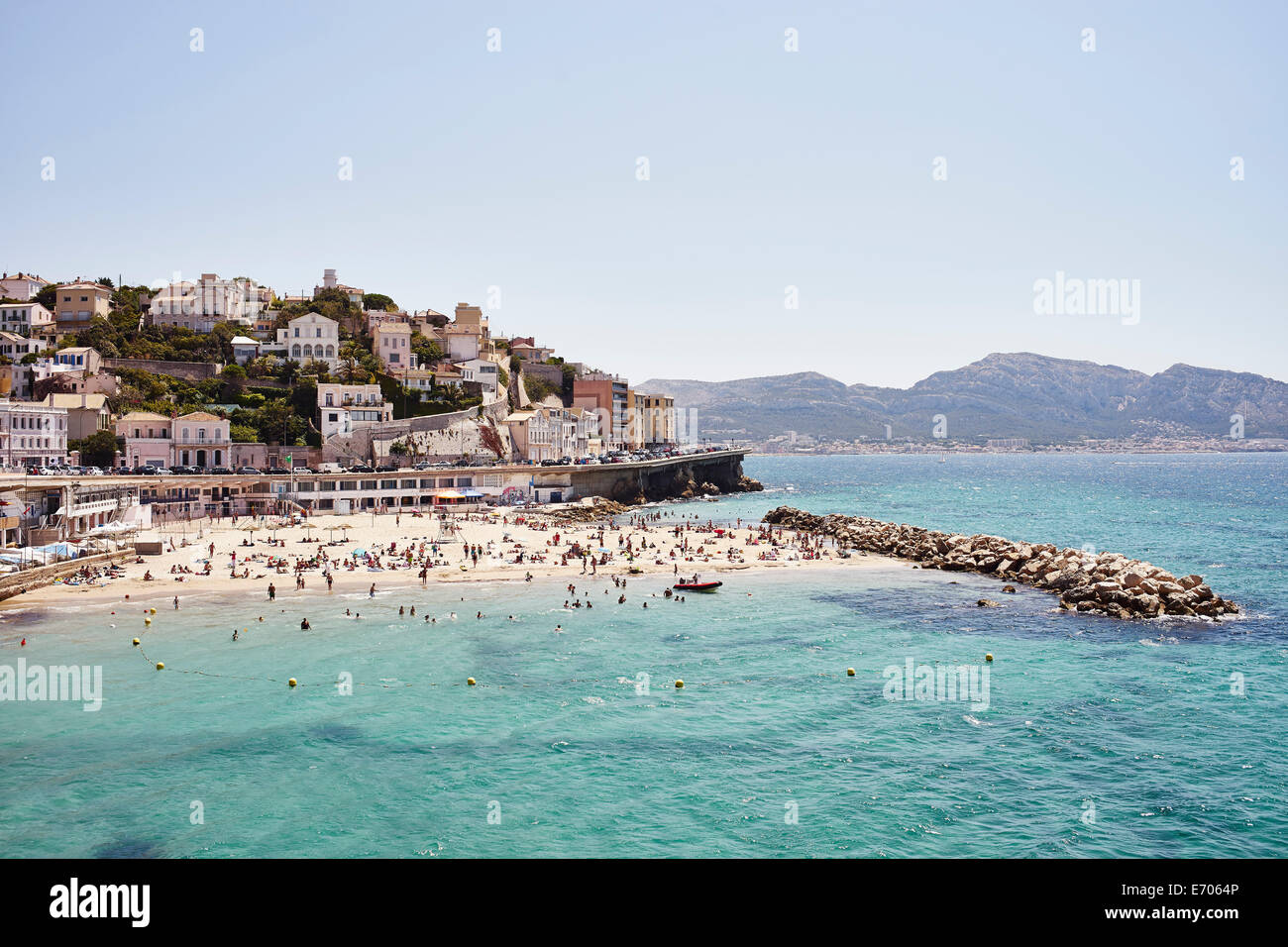 La Folla di vacanzieri sulla costa, Marsiglia, Francia Foto Stock
