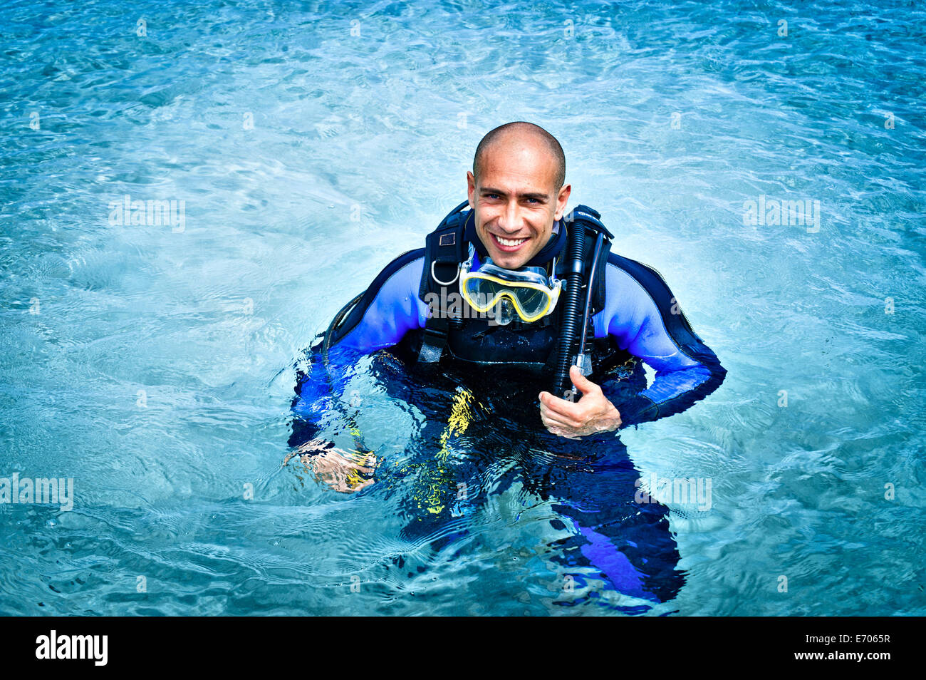 Ritratto di metà uomo adulto immersioni in mare, La Maddalena, in Sardegna, Italia Foto Stock