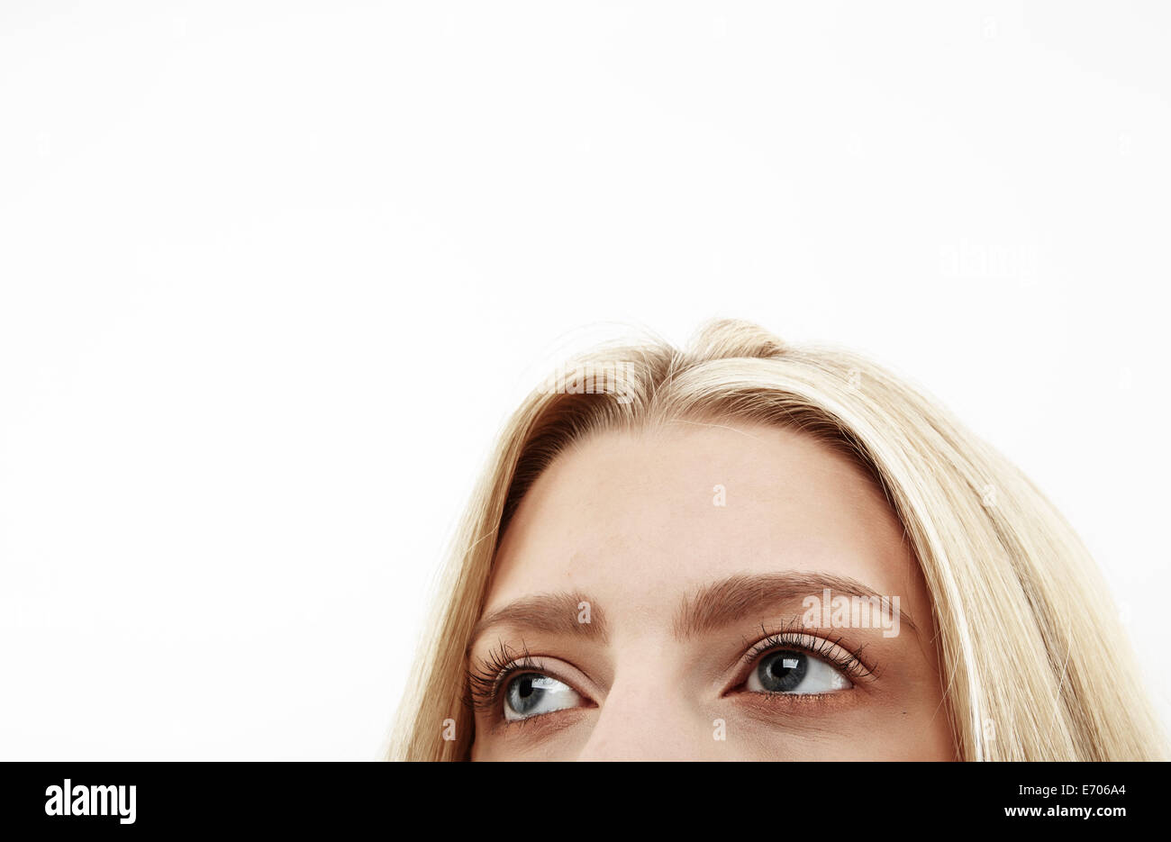 Ritagliato close up ritratto in studio di giovani occhi di donna Foto Stock