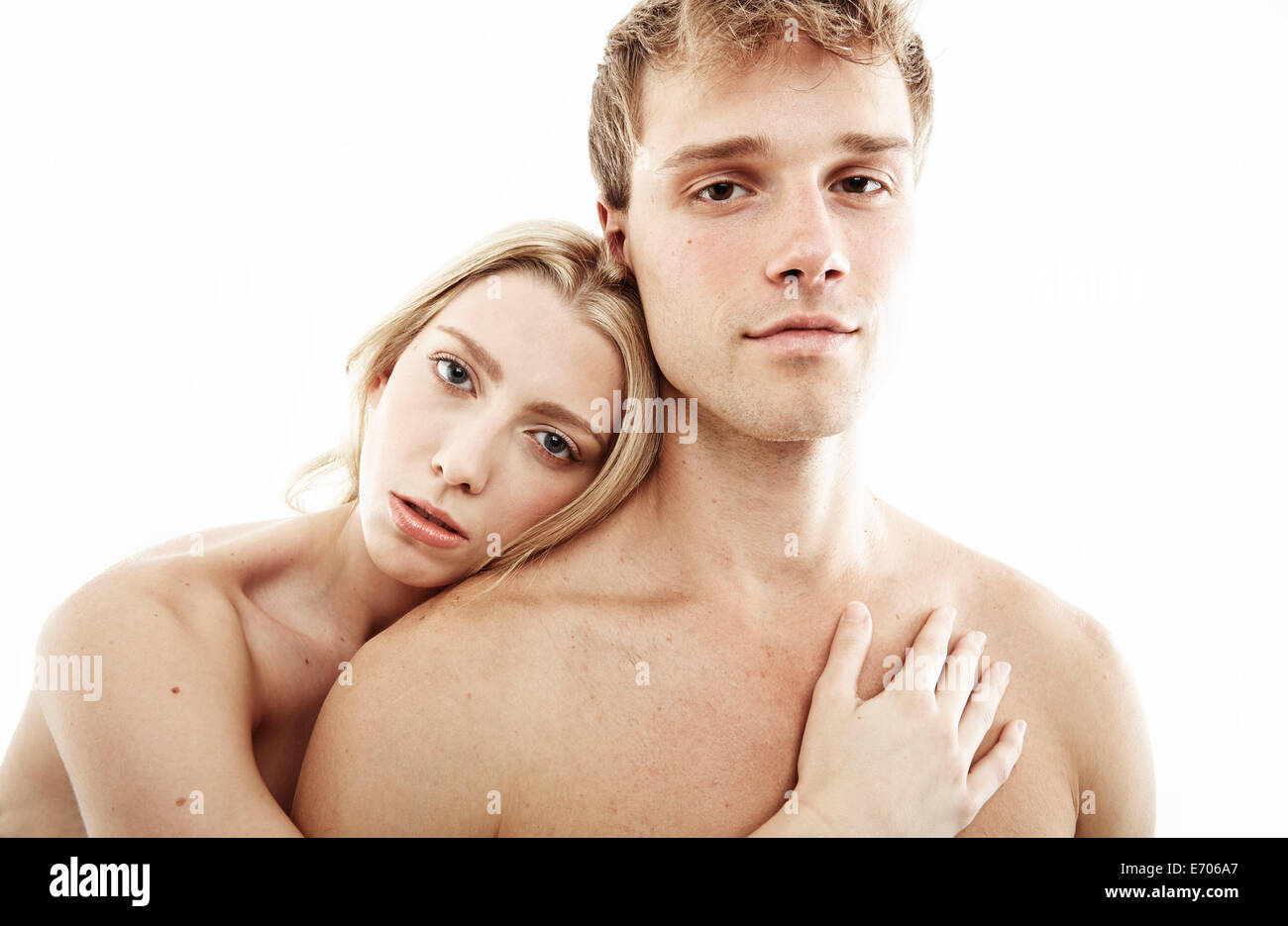 Ritratto in studio di bare chested coppia giovane staring Foto Stock