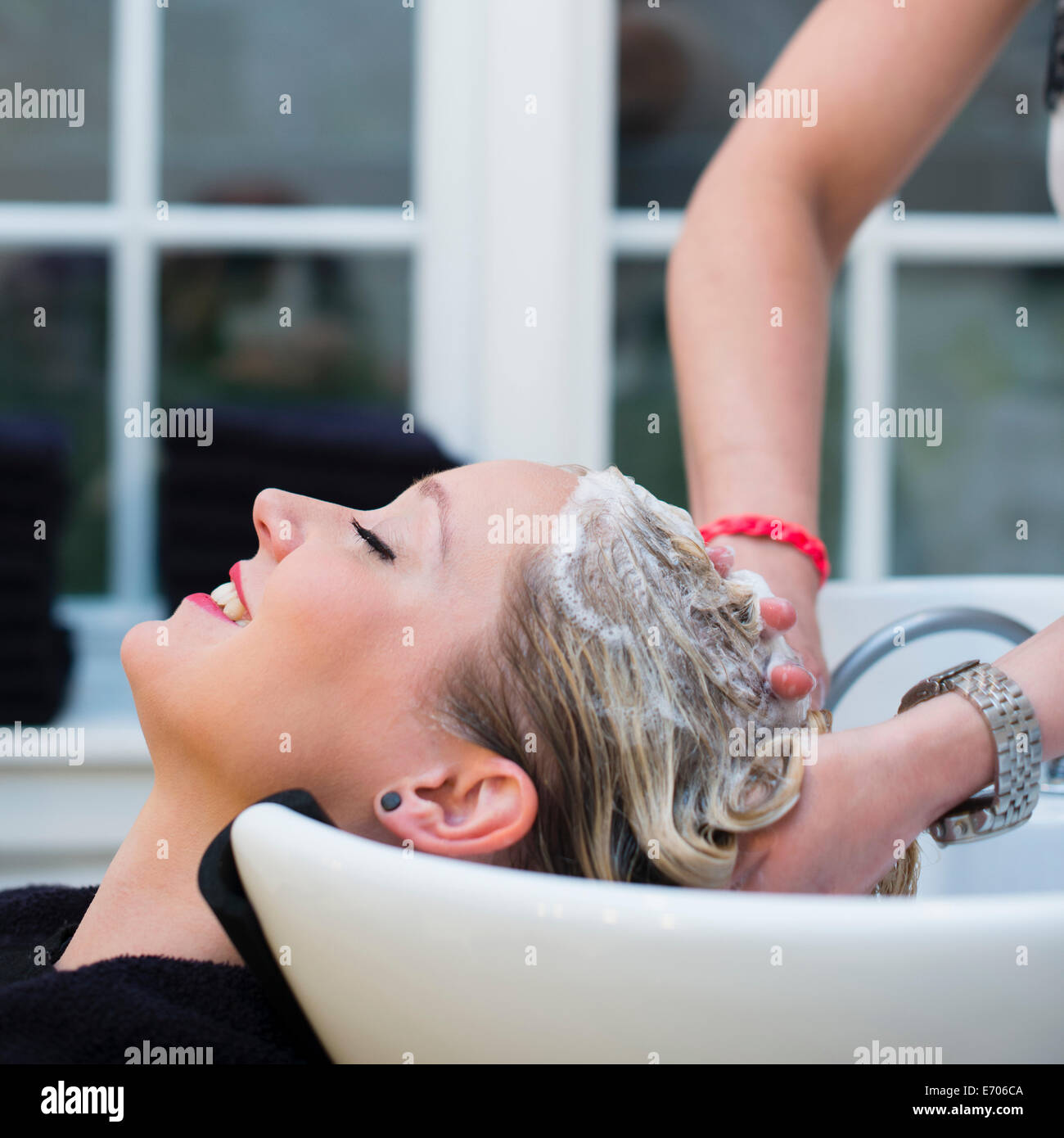 Donna con capelli shampooed in salone Foto Stock