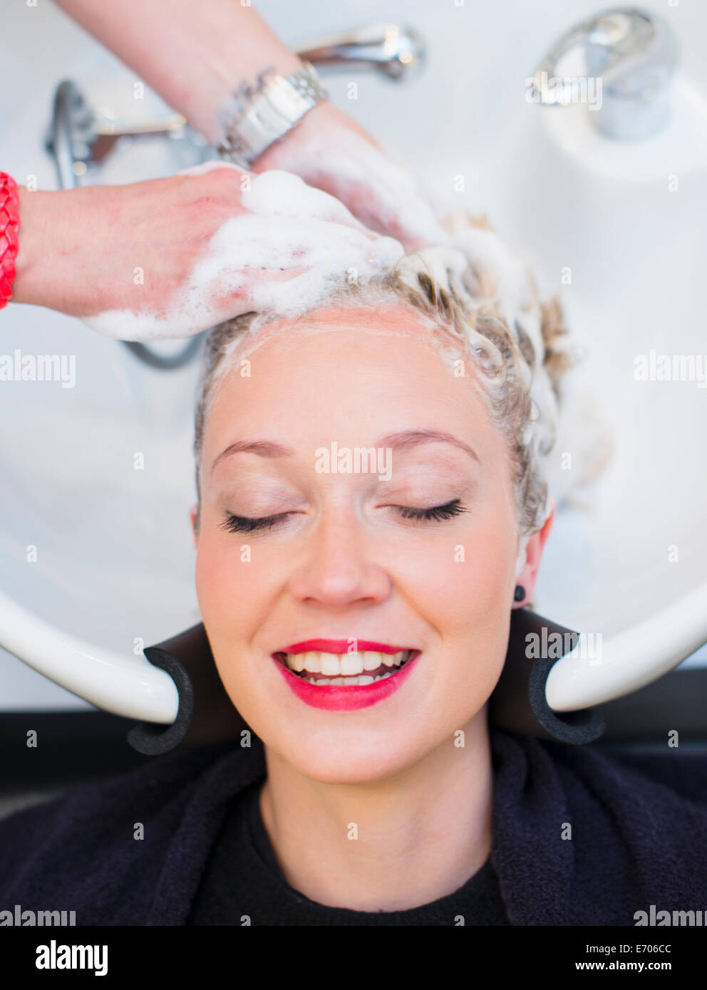 Donna con capelli shampooed in salone Foto Stock