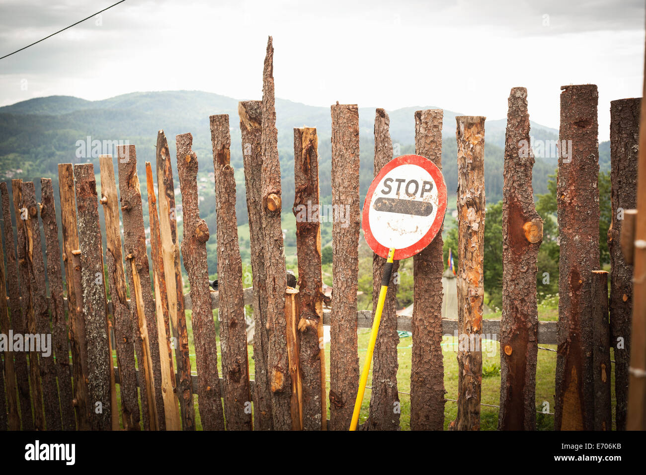 Barriere con stop, montagne Rodopi, Polkovnik Serafimovo, Bulgaria Foto Stock