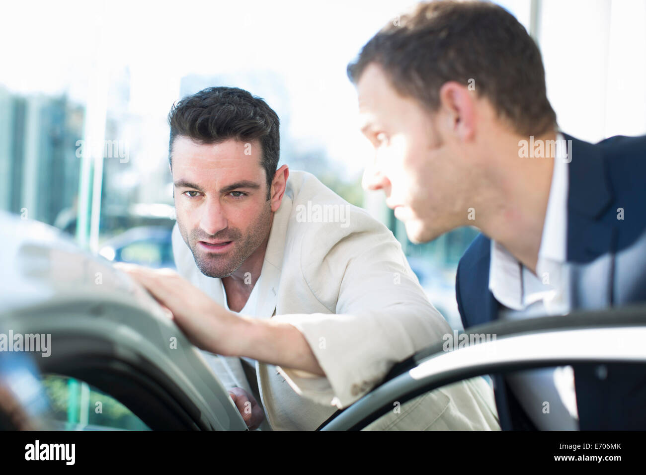 I clienti che cercano a tetto auto in concessionaria auto Foto Stock