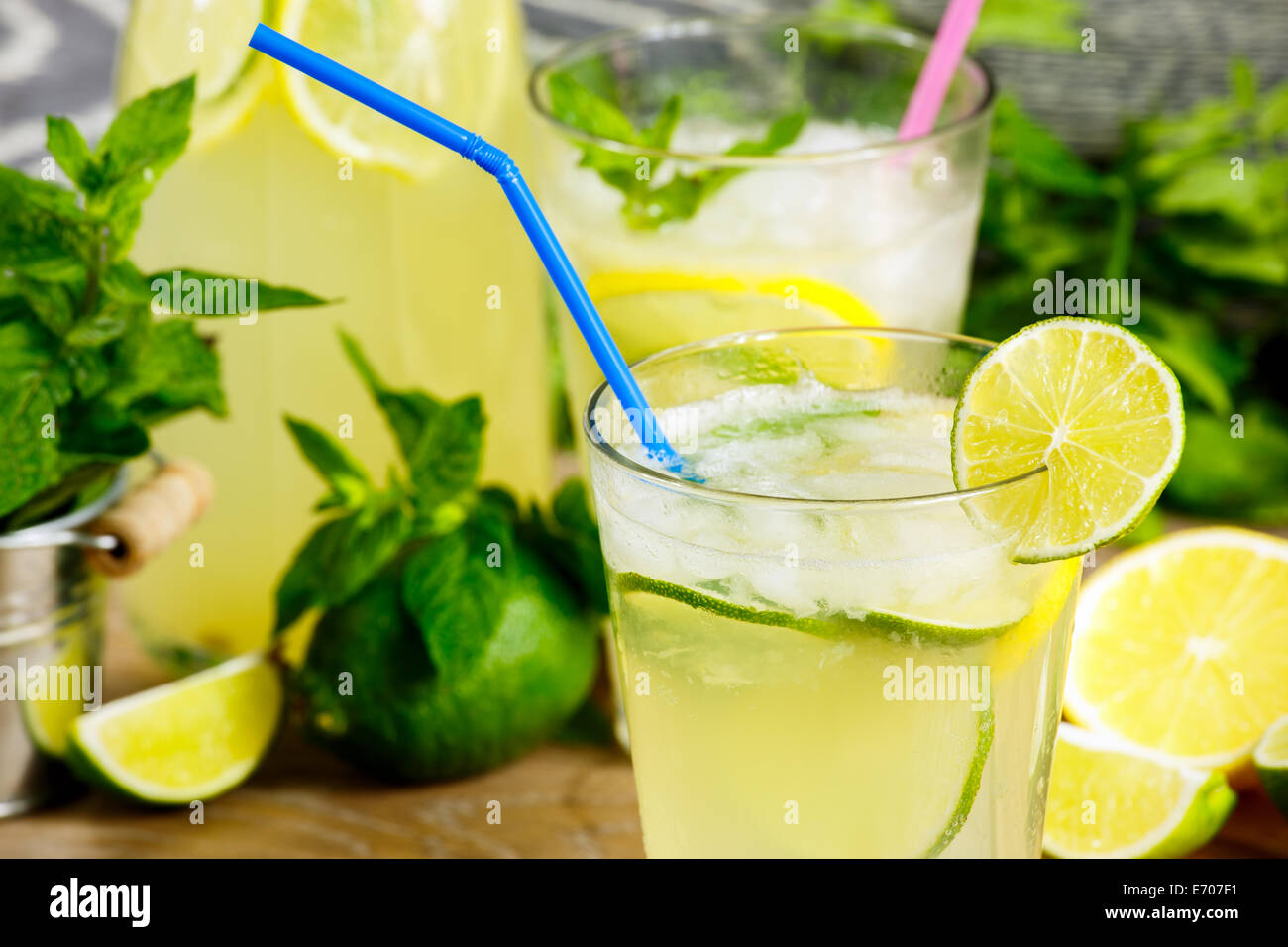 Limonata rinfrescanti drink e frutti maturi contro lo sfondo di legno Foto Stock