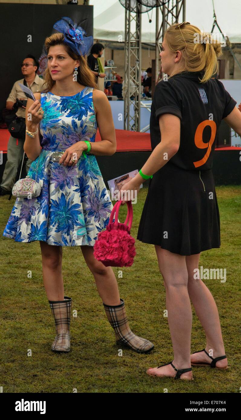 Fashion ladies chiacchierando in Burberry scarponi in Coppa del Re Elephant Polo dall'Anantara Hotel, Bangkok, Thailandia Foto Stock