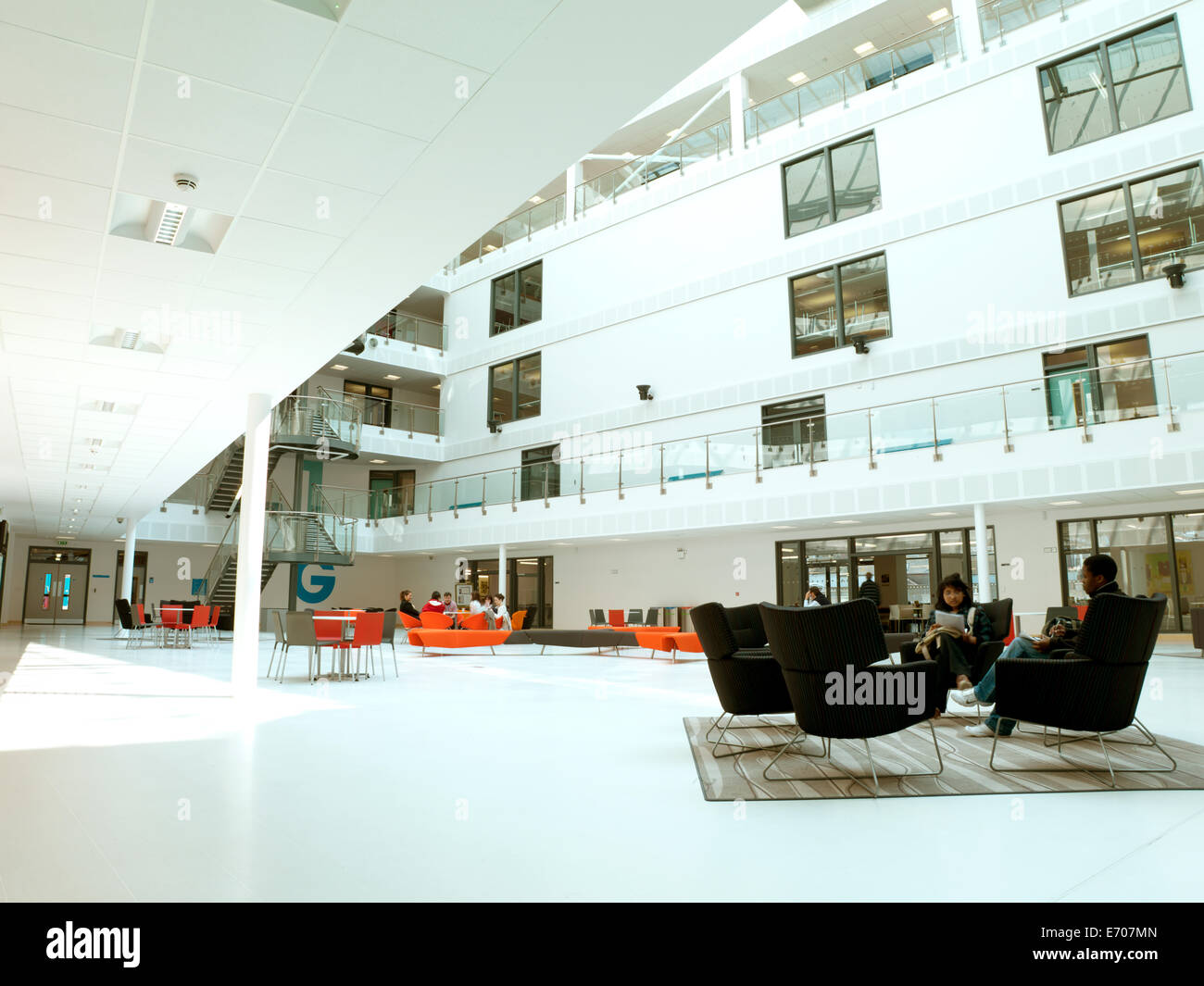 Moderno edificio di college atrium, Hastings, Regno Unito Foto Stock