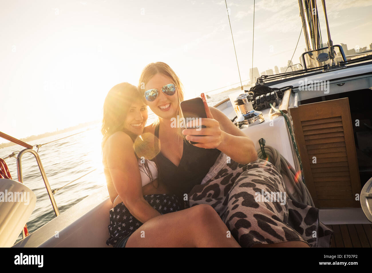 Due donne su yacht utilizza lo smartphone Foto Stock